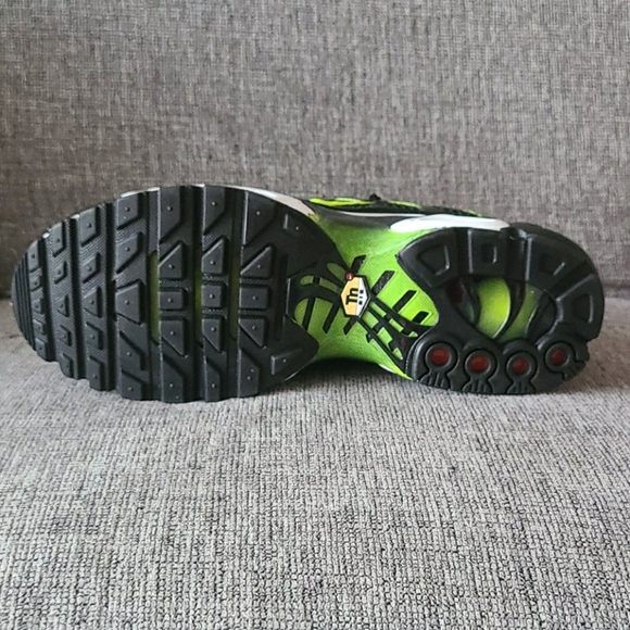 NIKE - AIR MAX PLUS (Black Volt) - Picture 8 of 10